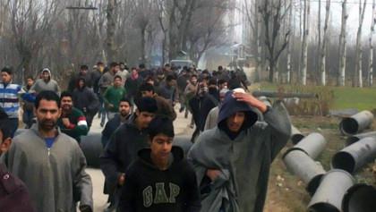 Villagers, 4 police men injured in Chadoora protests over water supply scheme